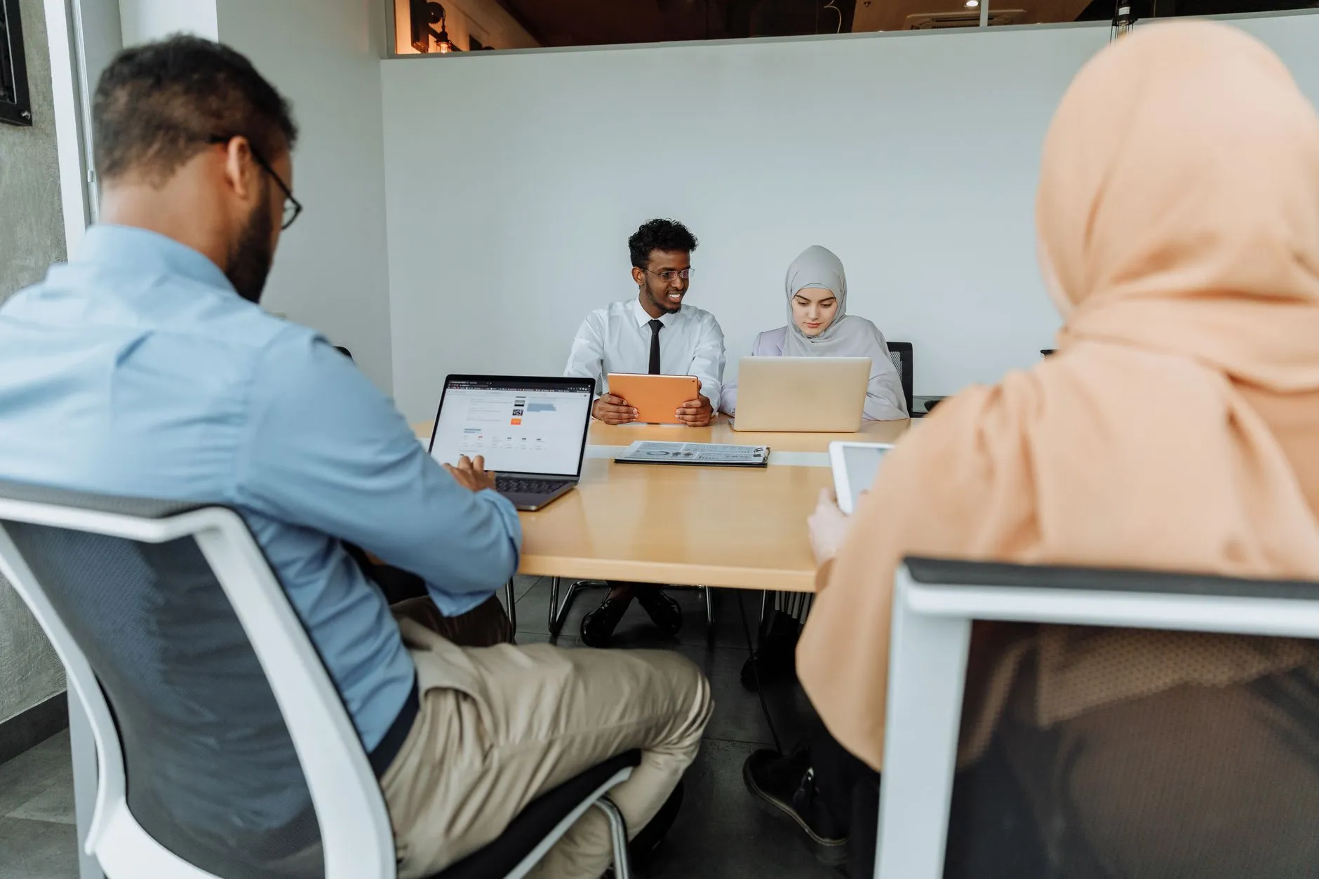 2025重庆活动策划行业新趋势:会议服务与舞台搭建的技术升级方向